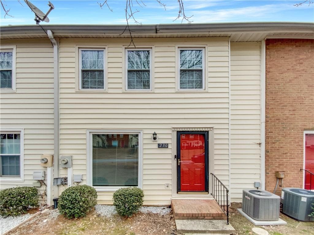 3 bedroom, 4 bathroom townhouse sold at 230 High Creek Drive, Roswell, GA 30076