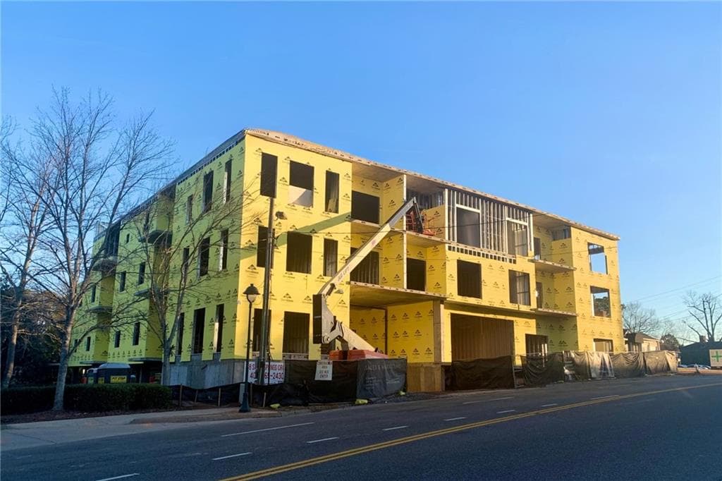 2 bedroom, 3 bathroom, 1,812 sq ft condominium under contract at 318 Sandy Springs Circle 240, Atlanta, GA 30328 — photo 8