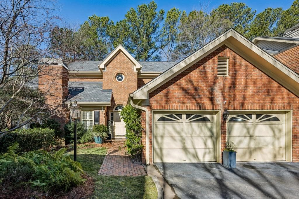 3 bedroom, 3 bathroom, 2,560 sq ft townhouse sold at 11 Ivy Chase, Atlanta, GA 30342