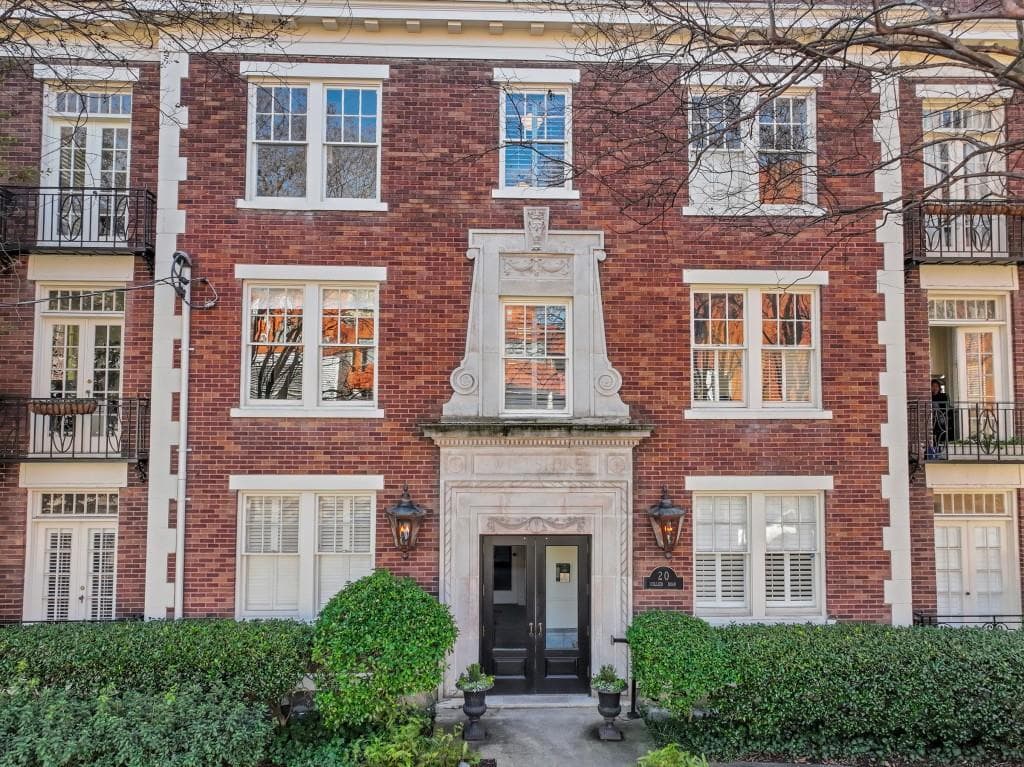 1 bedroom, 1 bathroom, 729 sq ft condominium sold at 20 Collier Road 5, Atlanta, GA 30309