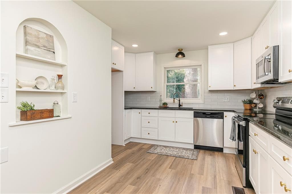 4 bedroom, 2 bathroom single family residence sold at 3665 Lindley Circle, Powder Springs, GA 30127
