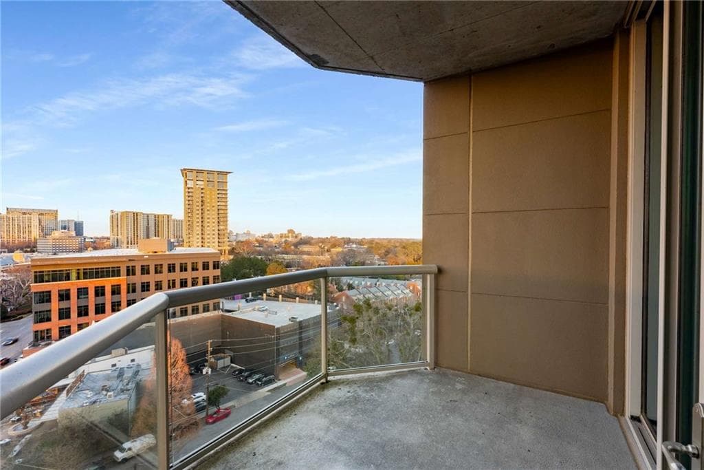 2 bedroom, 3 bathroom, 1,594 sq ft condominium sold at 2795 Peachtree Road 1005, Atlanta, GA 30305