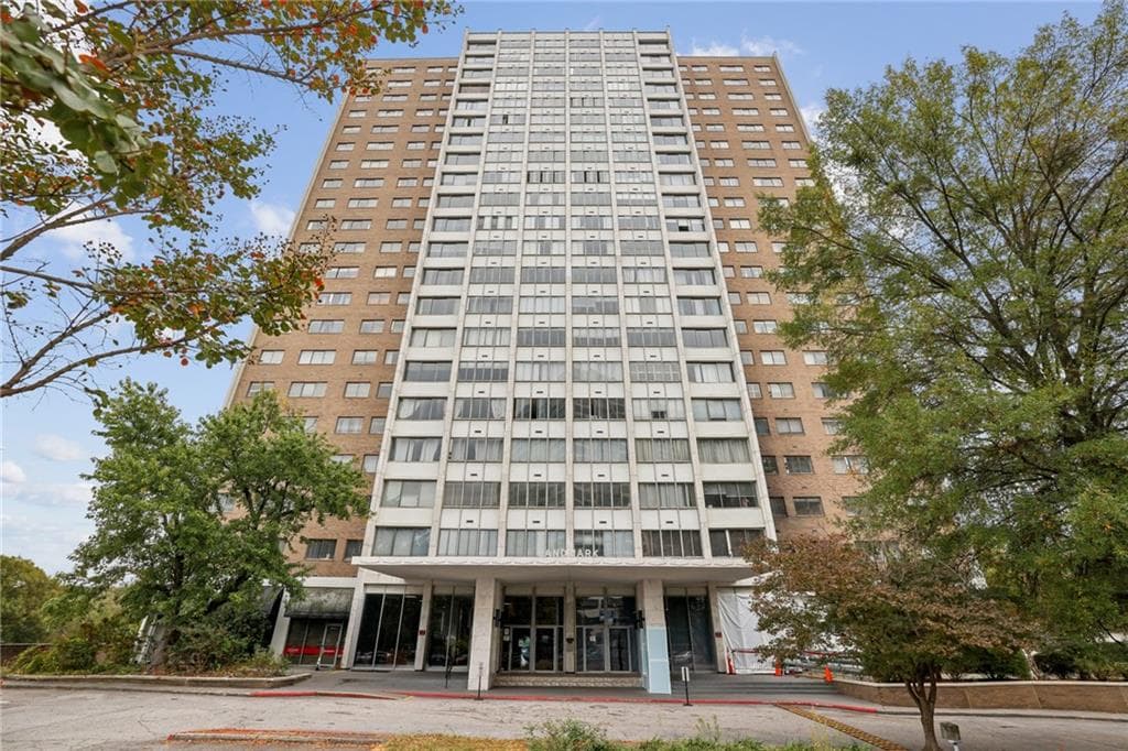 1 bedroom, 1 bathroom condominium sold at 215 Piedmont Avenue 1707, Atlanta, GA 30308