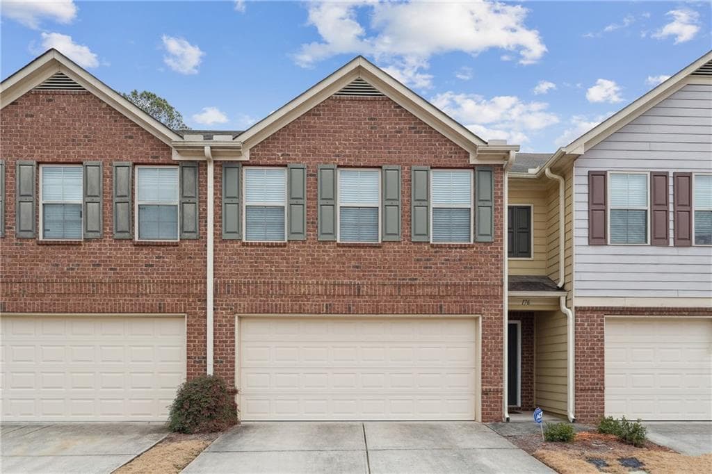 3 bedroom, 3 bathroom townhouse sold at 176 Oakland Hills Way, Lawrenceville, GA 30044