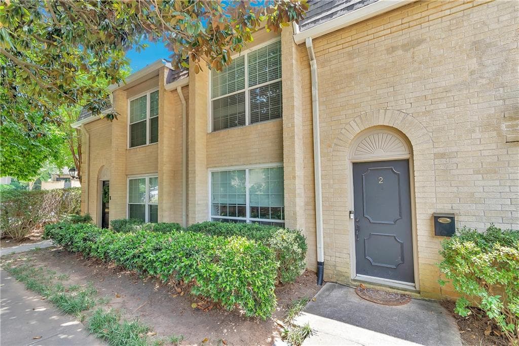 2 bedroom, 3 bathroom, 1,342 sq ft condominium sold at 5400 Roswell Road E2, Atlanta, GA 30342
