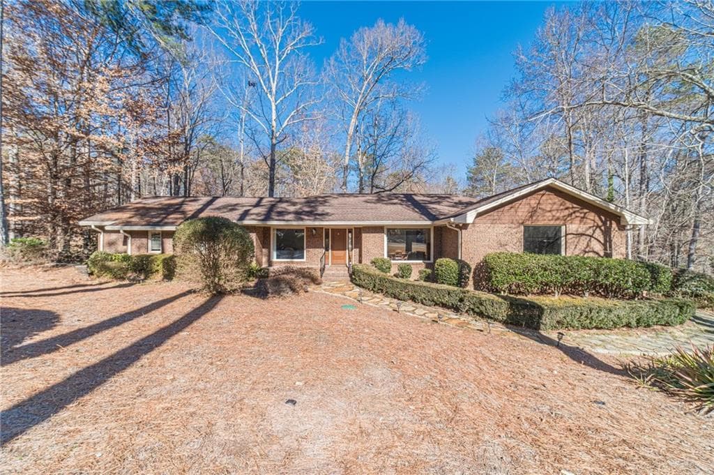 3 bedroom, 4 bathroom single family residence sold at 2612 Cliffview Drive, Lilburn, GA 30047