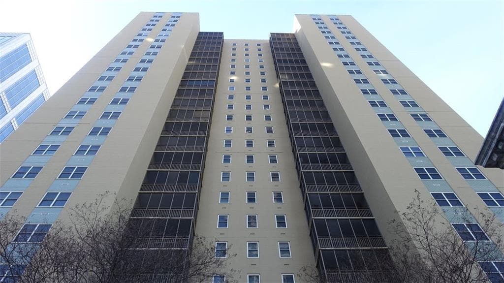 1 bedroom, 1 bathroom, 628 sq ft condominium sold at 300 W Peachtree Street 21N, Atlanta, GA 30308