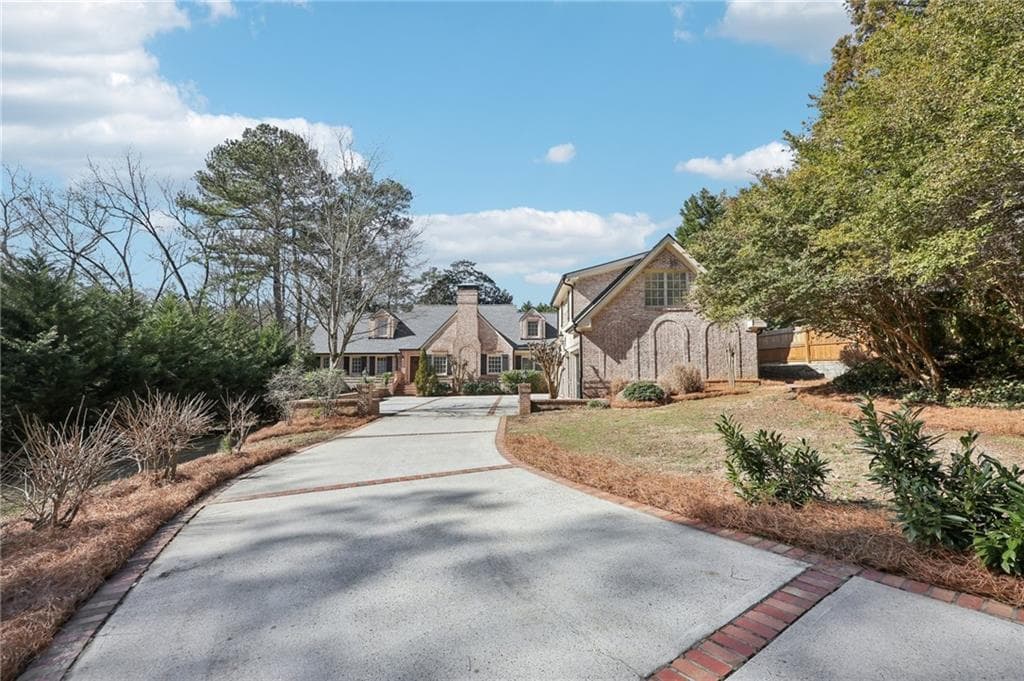 5 bedroom, 7 bathroom single family residence sold at 3930 Peachtree Dunwoody Road, Atlanta, GA 30342