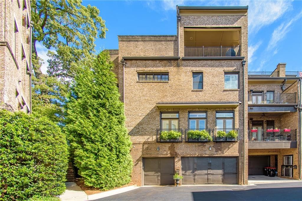 4 bedroom, 5 bathroom townhouse sold at 3631 Habersham Road, Atlanta, GA 30305