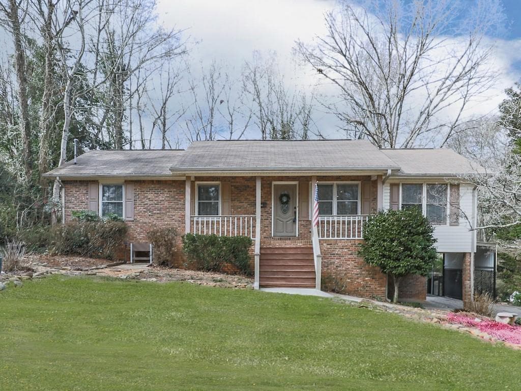 3 bedroom, 2 bathroom, 2,304 sq ft single family residence sold at 301 Jeanette Street, Canton, GA 30114