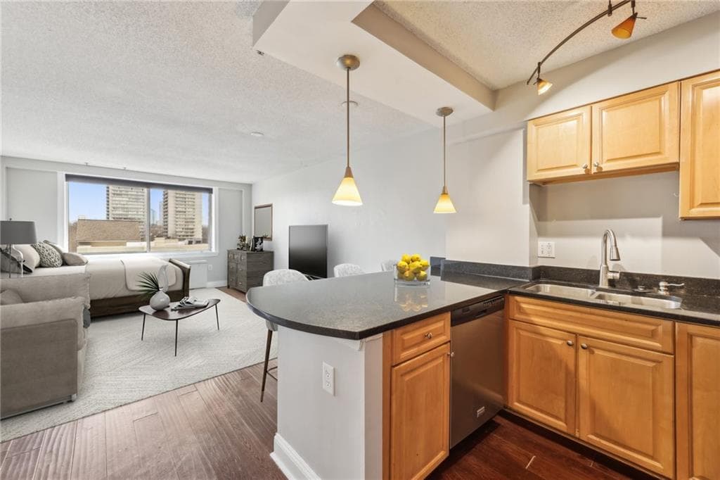 1 bedroom, 1 bathroom, 505 sq ft condominium sold at 2479 Peachtree Road 1012, Atlanta, GA 30305