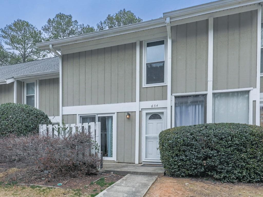 2 bedroom, 3 bathroom condominium sold at 654 Powers Ferry North, Marietta, GA 30067