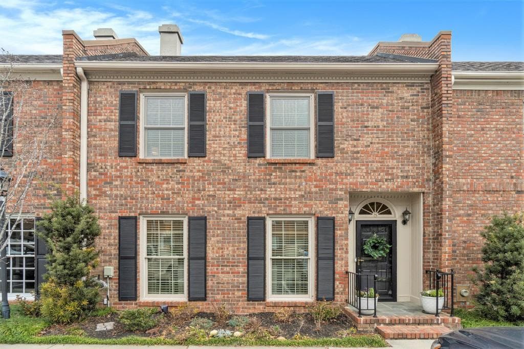 3 bedroom, 3 bathroom townhouse sold at 8 Kings Walk, Atlanta, GA 30307