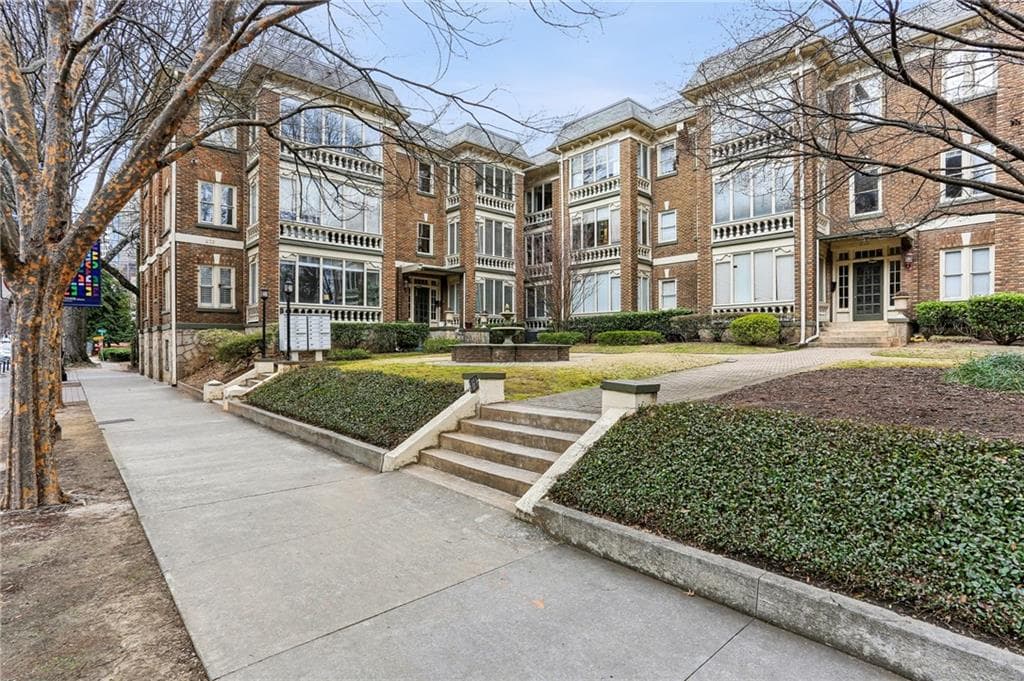 1 bedroom, 1 bathroom condominium sold at 272 14th Street 18, Atlanta, GA 30309