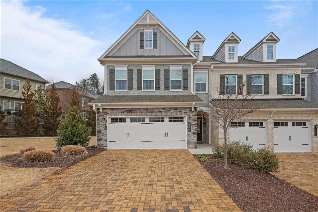 3 bedroom, 3 bathroom townhouse sold at 100 Duval Drive, Alpharetta, GA 30009