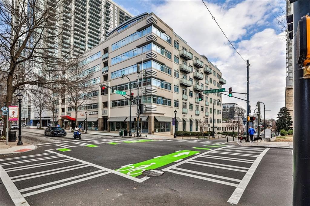 3 bedroom, 3 bathroom, 2,950 sq ft condominium sold at 805 PEACHTREE Street 317, Atlanta, GA 30308