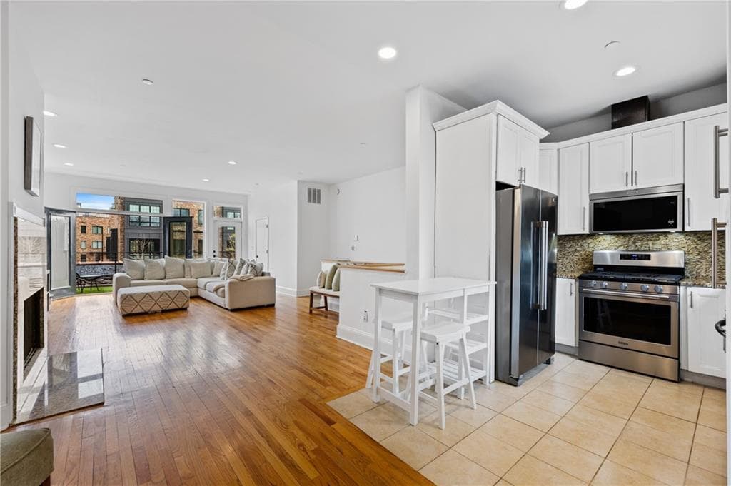2 bedroom, 3 bathroom, 1,630 sq ft condominium sold at 320 Peters Street 8, Atlanta, GA 30313