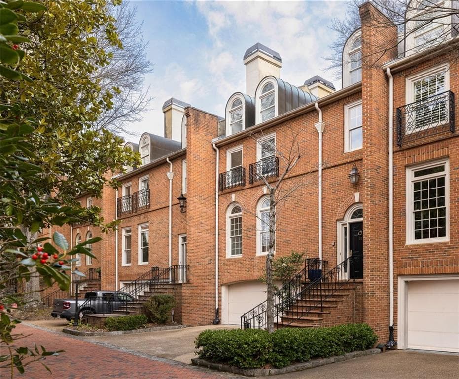 3 bedroom, 4 bathroom townhouse sold at 2600 Peachtree Road 10, Atlanta, GA 30305