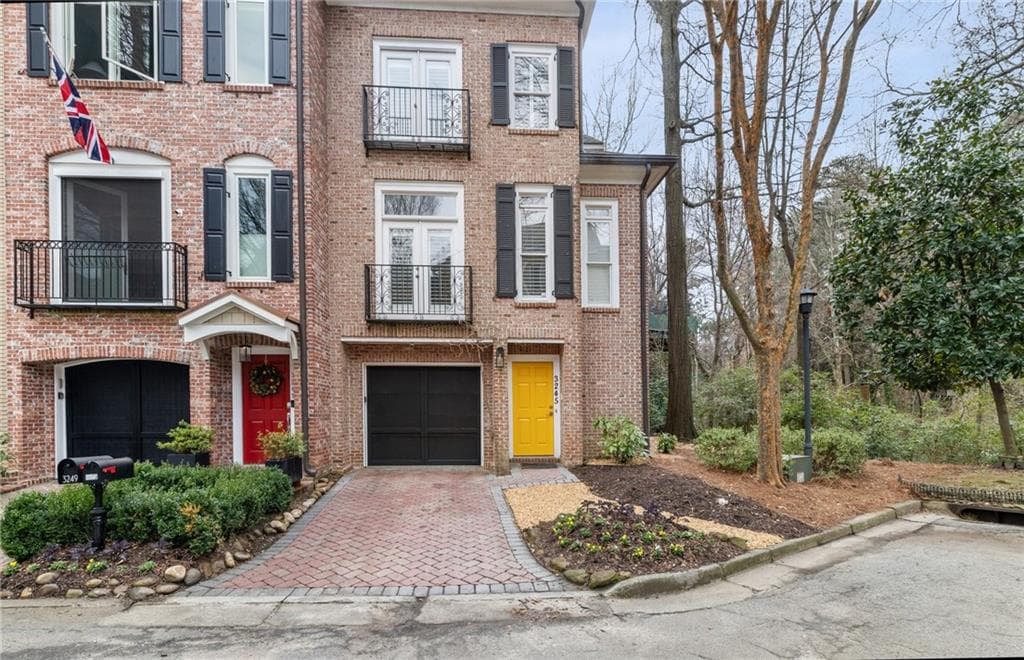 3 bedroom, 4 bathroom, 1,570 sq ft townhouse sold at 3245 Buckhead Forest Mews, Atlanta, GA 30305