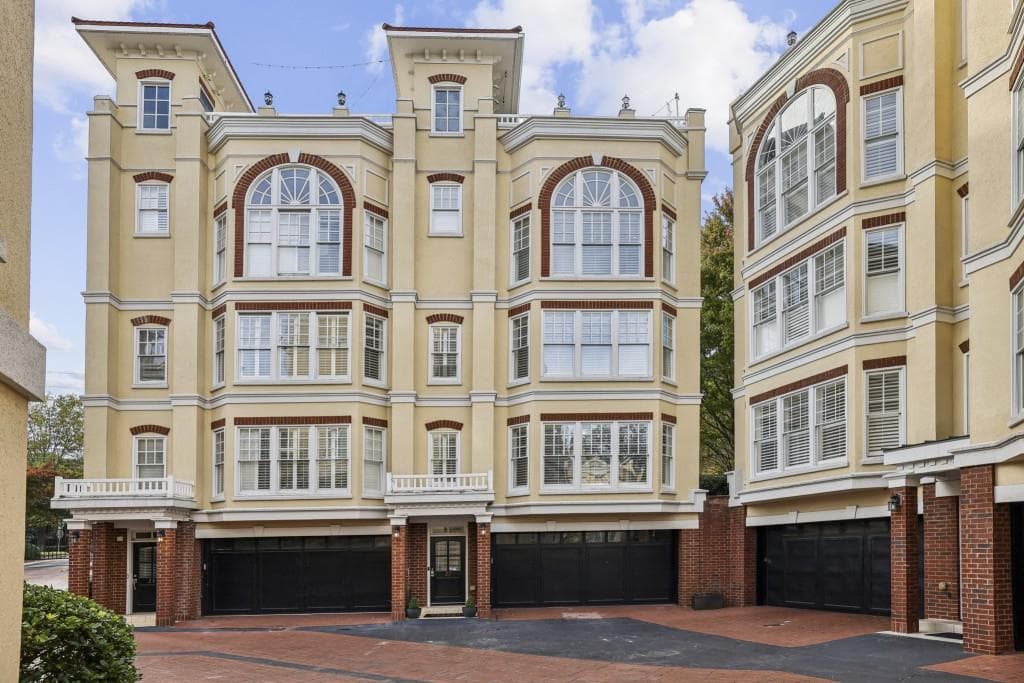 2 bedroom, 3 bathroom townhouse sold at 3541 Roswell Road 23, Atlanta, GA 30305