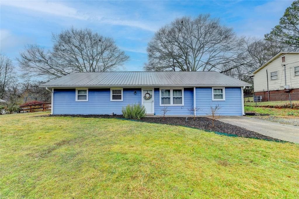 4 bedroom, 2 bathroom single family residence sold at 2755 FRAN MAR Drive, Gainesville, GA 30506