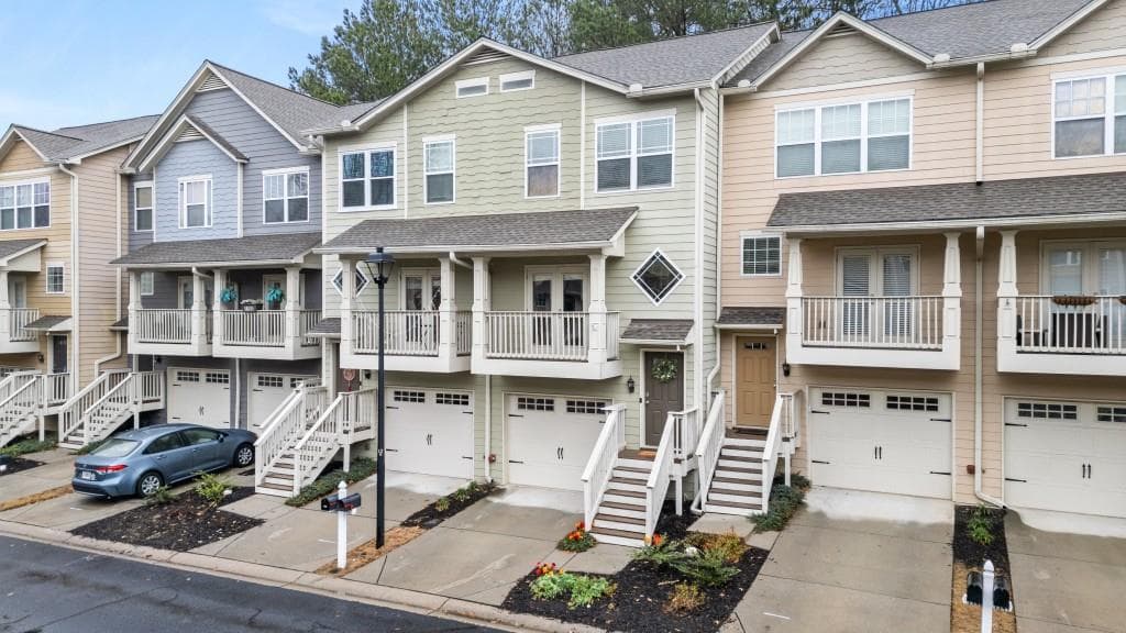 3 bedroom, 4 bathroom, 1,326 sq ft townhouse sold at 1152 Liberty Parkway, Atlanta, GA 30318