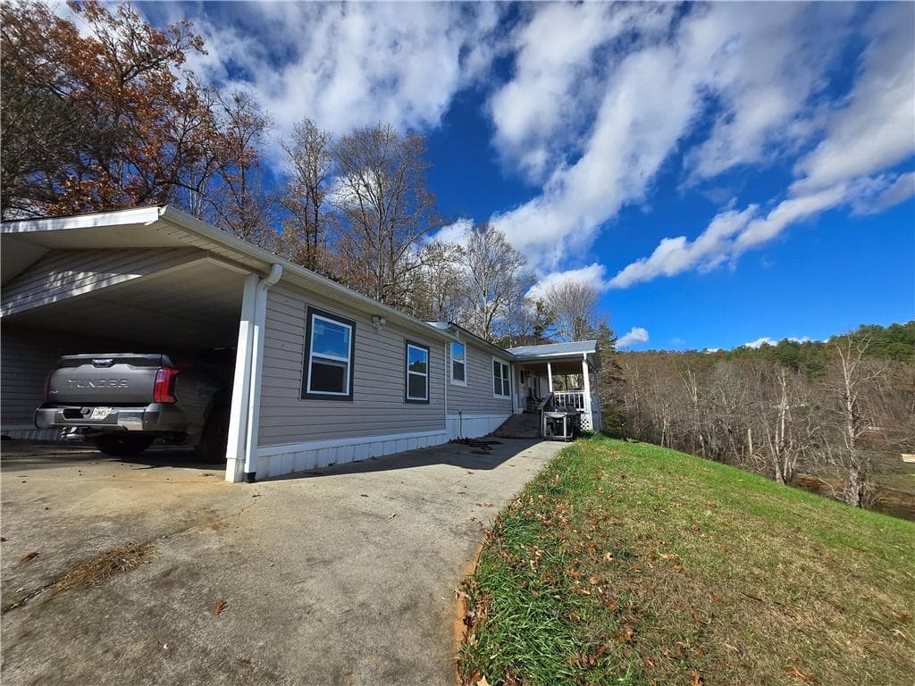 3 bedroom, 2 bathroom, 1,444 sq ft single family residence for sale at 325 Scataway Road, Hiawassee, GA 30546 — photo 2