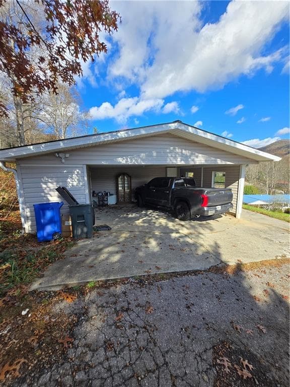 3 bedroom, 2 bathroom, 1,444 sq ft single family residence for sale at 325 Scataway Road, Hiawassee, GA 30546 — photo 3