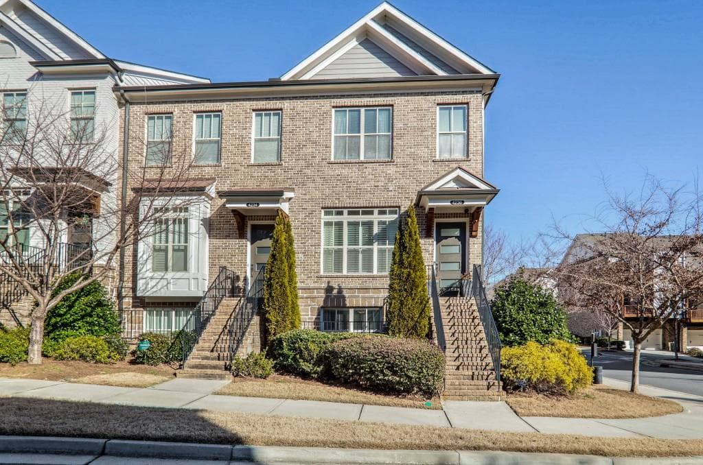 3 bedroom, 4 bathroom townhouse sold at 4236 Deming Circle, Atlanta, GA 30342