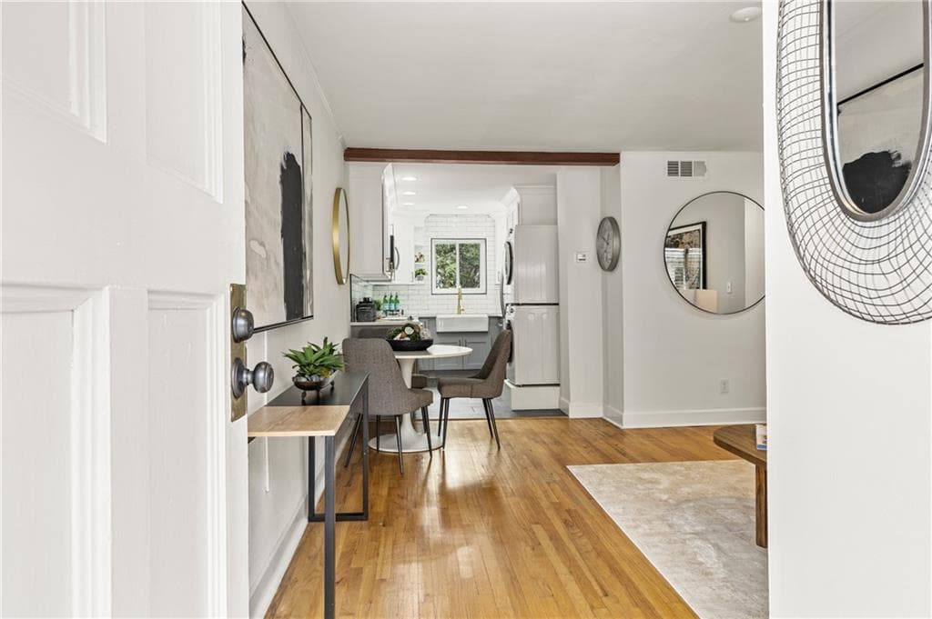 2 bedroom, 1 bathroom, 810 sq ft condominium sold at 343 8th Street E2, Atlanta, GA 30309