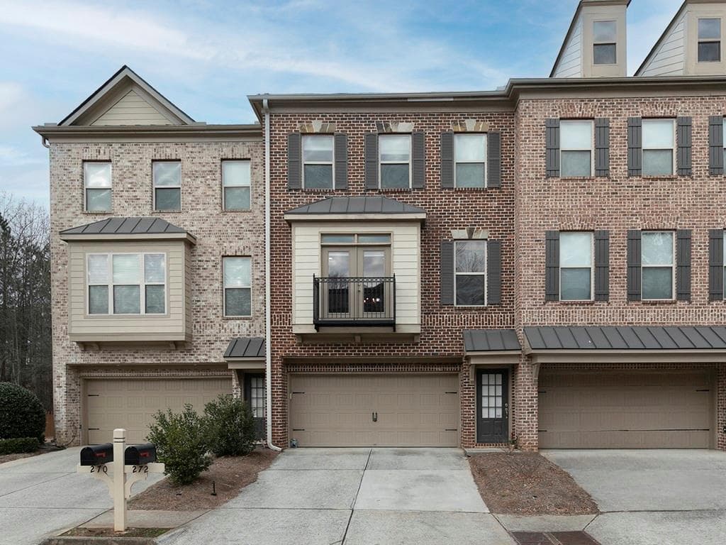 3 bedroom, 4 bathroom townhouse sold at 272 Blue Pointe Court, Suwanee, GA 30024