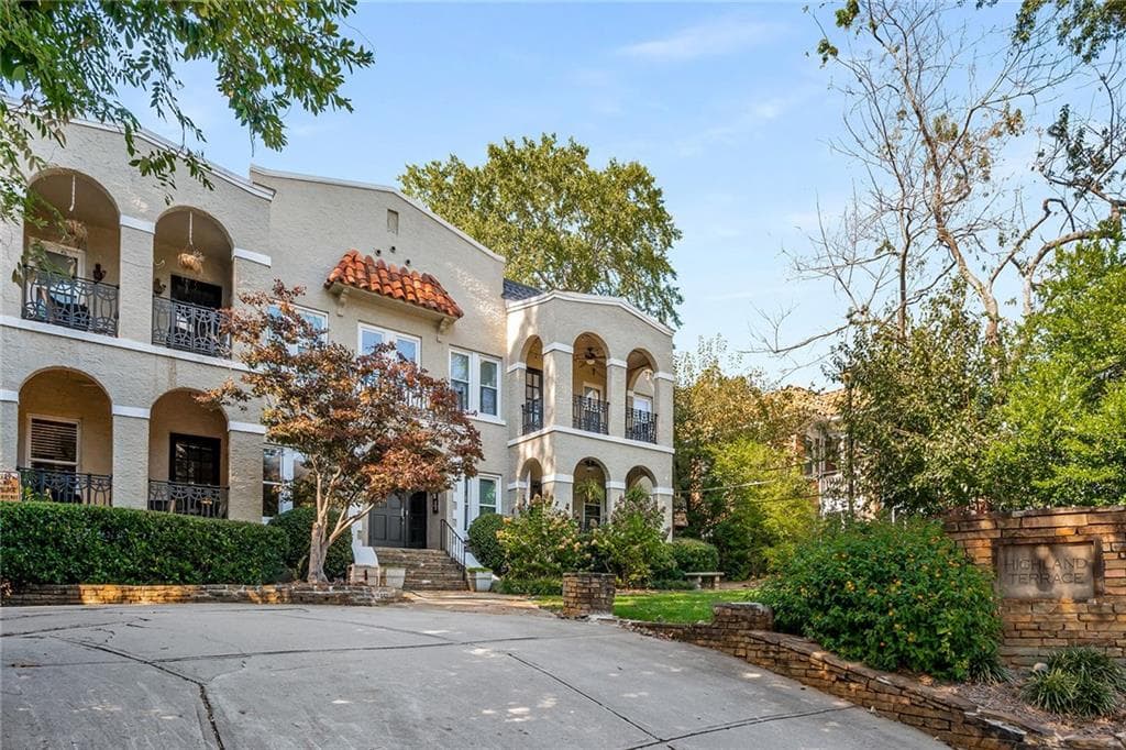 1 bedroom, 2 bathroom condominium sold at 856 Briarcliff Road 5, Atlanta, GA 30306
