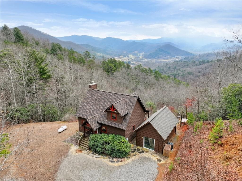 3 bedroom, 2 bathroom single family residence sold at 1302 Tipton Heights, Hiawassee, GA 30546
