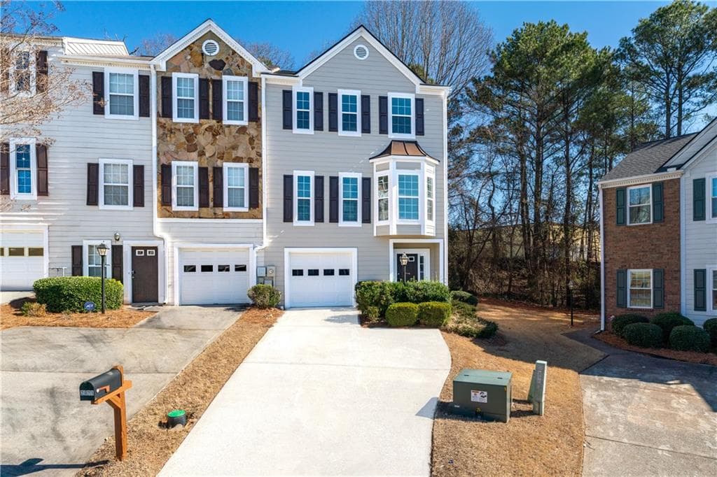 2 bedroom, 3 bathroom townhouse sold at 2021 Pinnacle Pointe Drive, Norcross, GA 30071