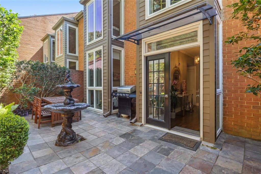 3 bedroom, 3 bathroom townhouse sold at 17 Willow Glen, Atlanta, GA 30342