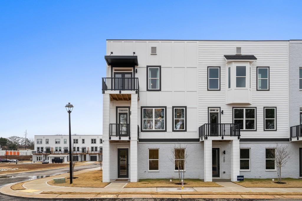 3 bedroom, 4 bathroom townhouse sold at 1084 Brookglynn Trace, Decatur, GA 30032