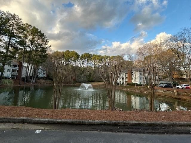 1 bedroom, 1 bathroom, 810 sq ft condominium for sale at 1376 Keys Lake Drive, Brookhaven, GA 30319 — photo 2