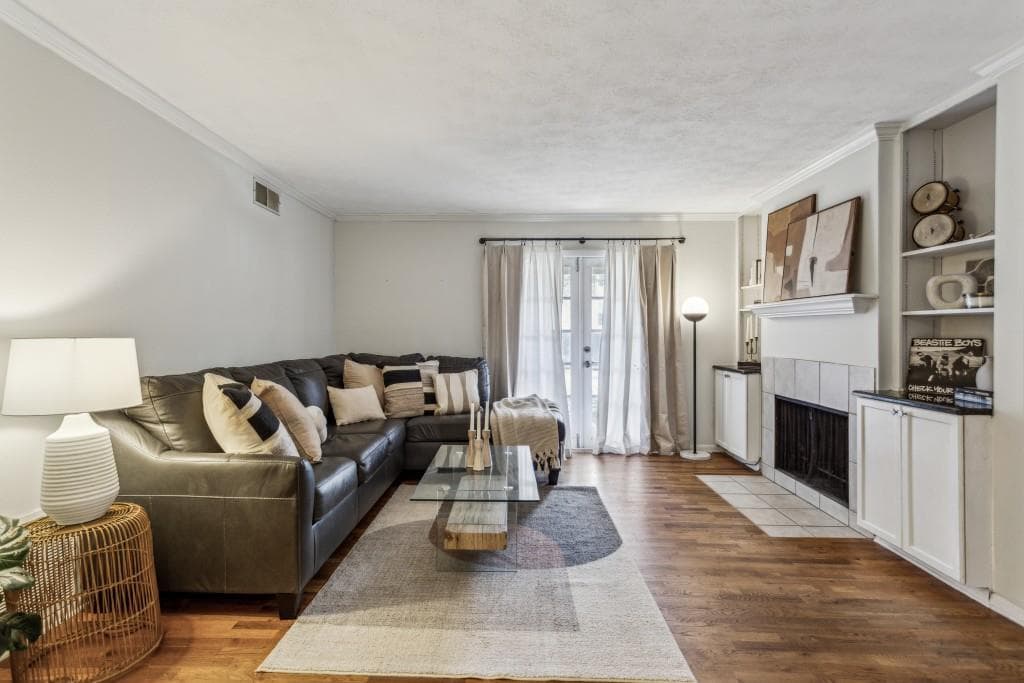 2 bedroom, 2 bathroom, 1,073 sq ft condominium sold at 1150 Collier Road C10, Atlanta, GA 30318