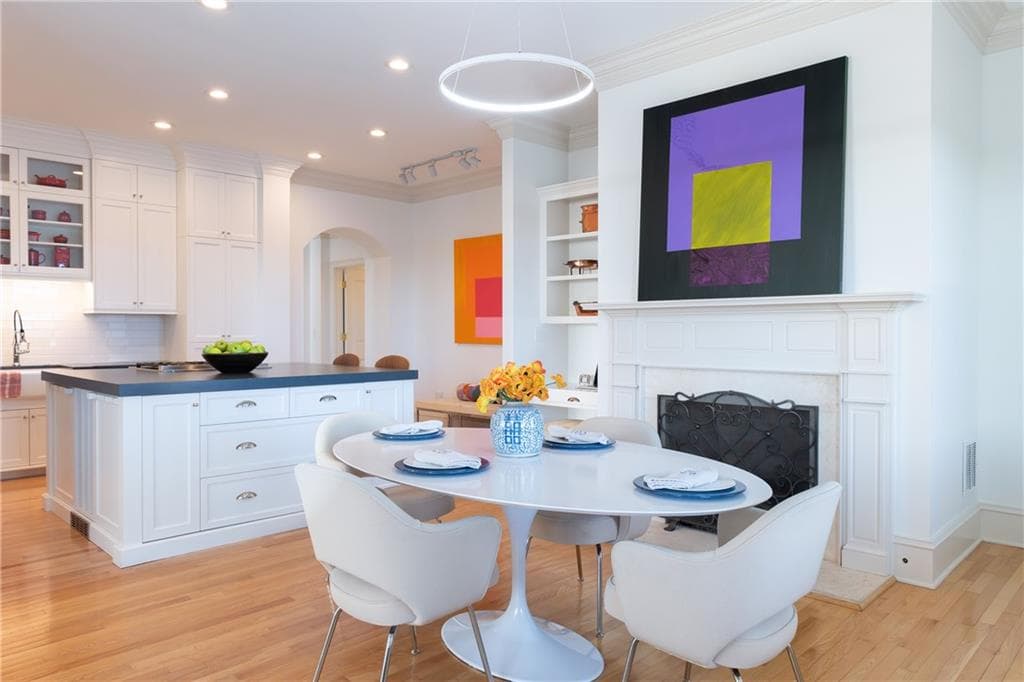 3 bedroom, 3 bathroom condominium sold at 2500 Peachtree Road 605S, Atlanta, GA 30305