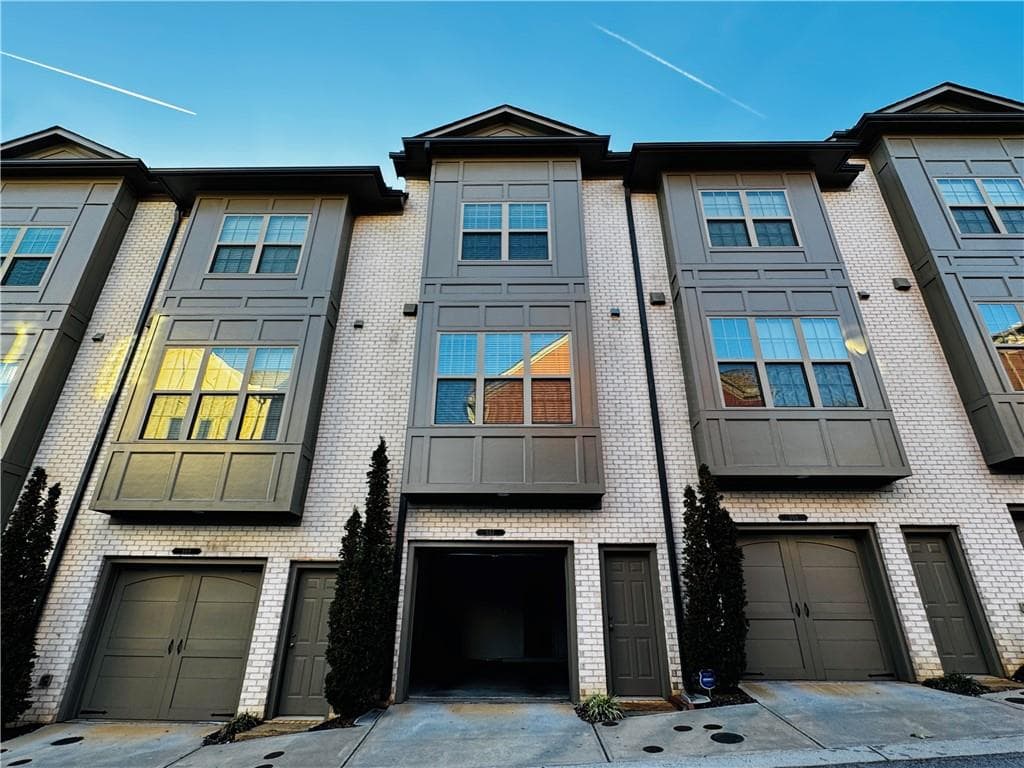 2 bedroom, 3 bathroom townhouse sold at 557 Broadview Place, Atlanta, GA 30324