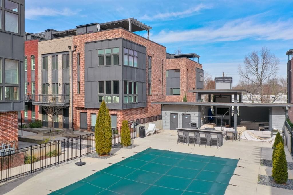 3 bedroom, 4 bathroom townhouse sold at 1226 Chelsea Circle, Atlanta, GA 30318