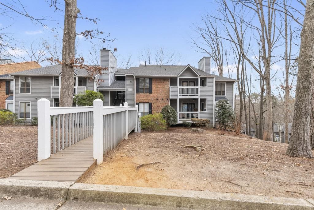 2 bedroom, 2 bathroom, 1,000 sq ft condominium sold at 130 Warm Springs Circle, Roswell, GA 30075