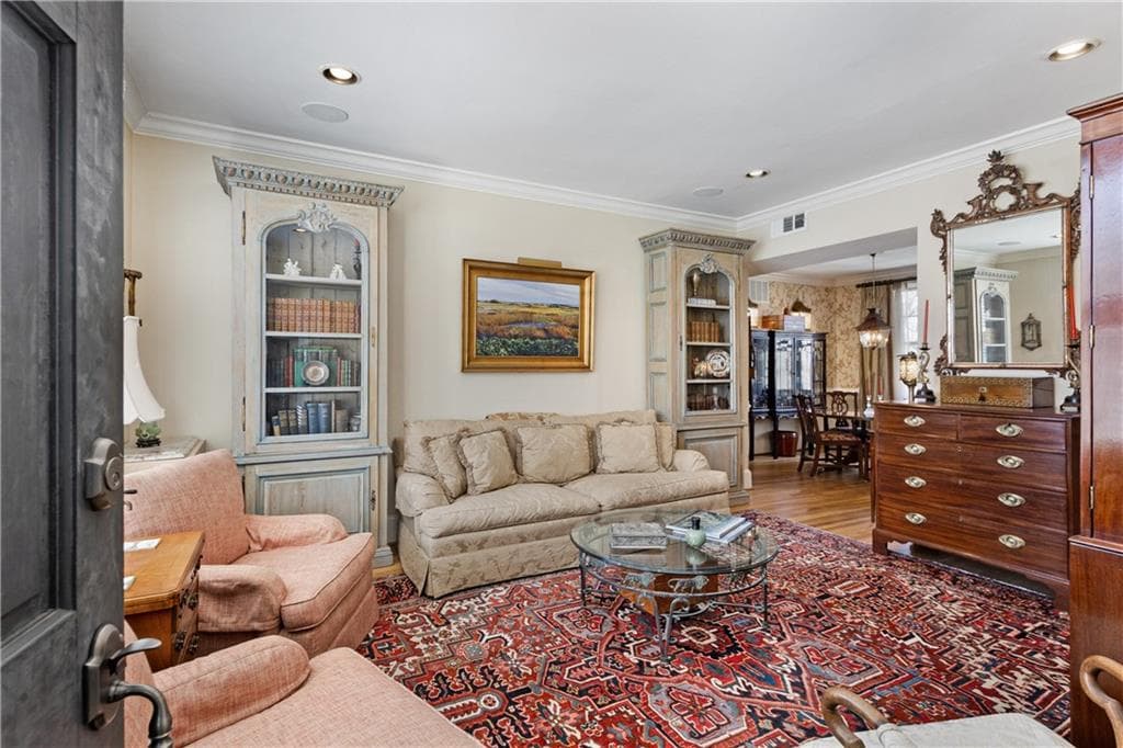 1 bedroom, 1 bathroom, 756 sq ft condominium sold at 30 Collier Road 6, Atlanta, GA 30309