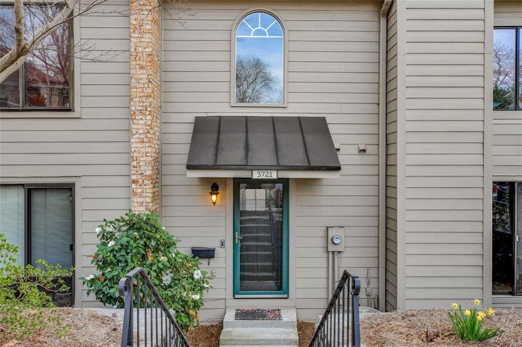4 bedroom, 4 bathroom, 2,506 sq ft condominium sold at 3721 STONEWALL Circle, Atlanta, GA 30339