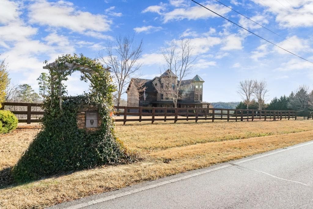 4 bedroom, 6 bathroom single family residence sold at 812 Riverdale Road, Toccoa, GA 30577