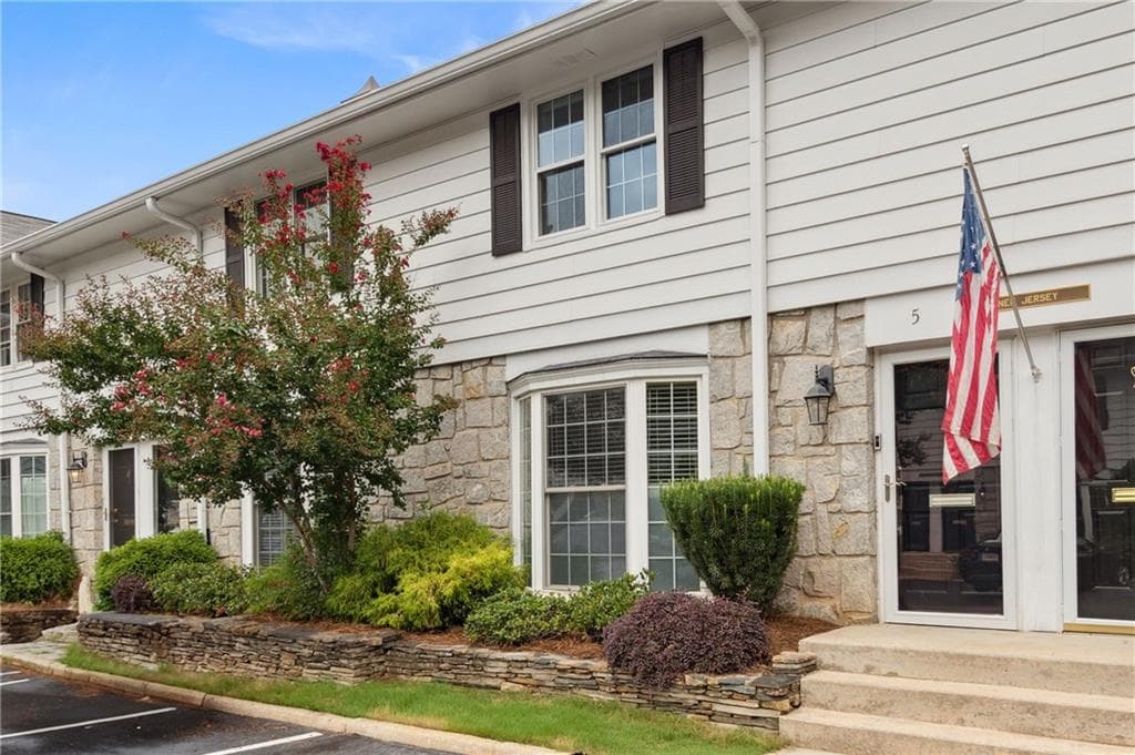 2 bedroom, 2 bathroom, 1,108 sq ft townhouse sold at 136 Peachtree Memorial Drive NJ5, Atlanta, GA 30309
