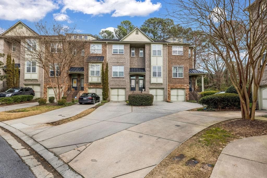 3 bedroom, 4 bathroom, 2,283 sq ft townhouse sold at 1992 Cobblestone Circle, Brookhaven, GA 30319
