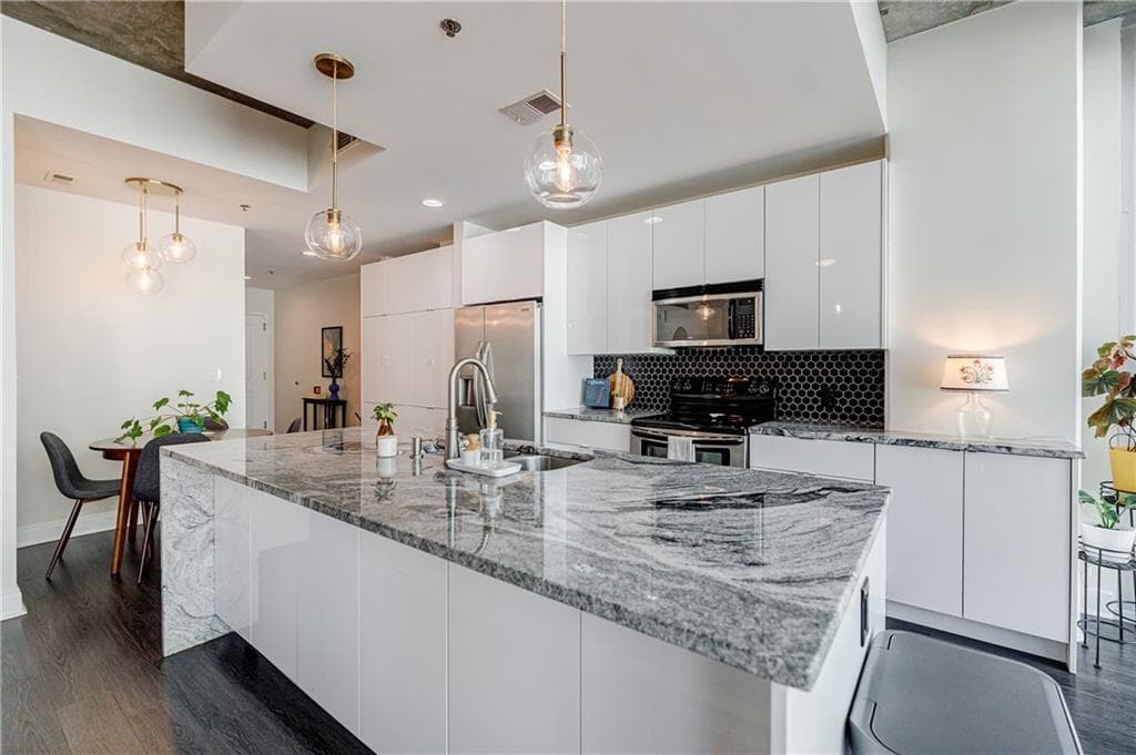 1 bedroom, 1 bathroom condominium sold at 44 Peachtree Place 829, Atlanta, GA 30309