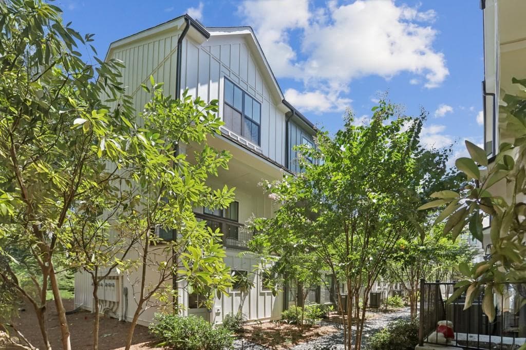 2 bedroom, 2 bathroom, 1,162 sq ft townhouse sold at 321 Dilbeck Circle, Atlanta, GA 30342