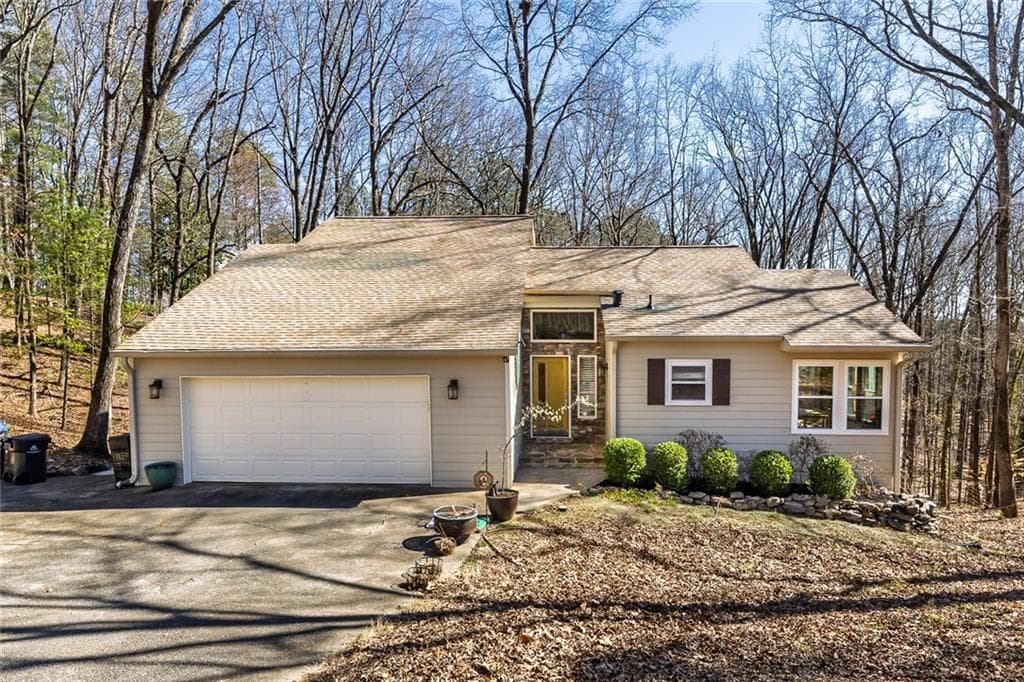 3 bedroom, 2 bathroom single family residence sold at 920 Pine Grove Pointe Drive, Roswell, GA 30075